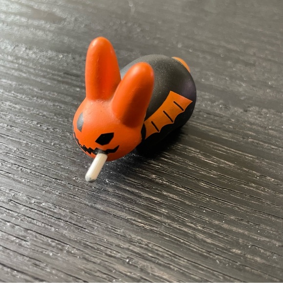Kidrobot Frank Kozik Vinyl Smorking Labbit Figures - Picture 4 of 11